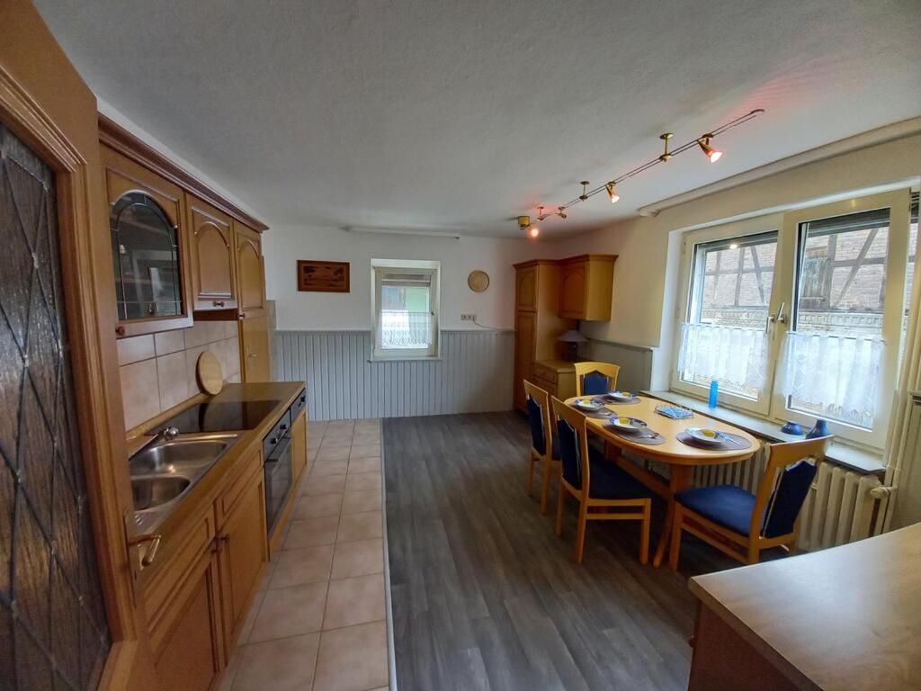 Geräumige Ferienwohnung in Felsberg room 1