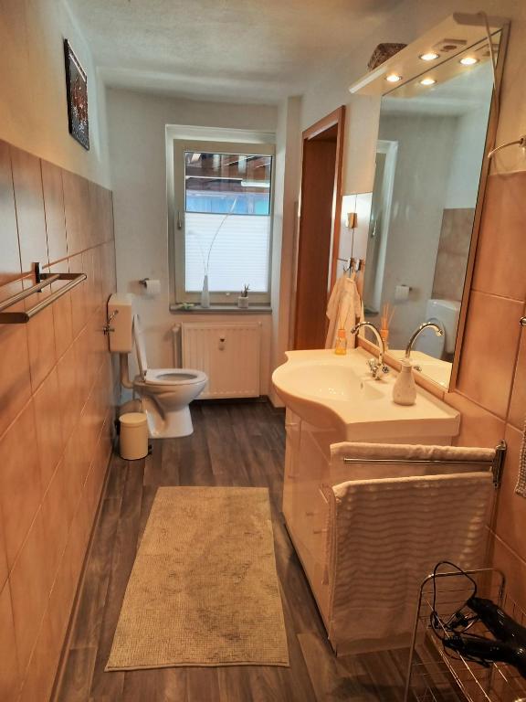 Geräumige Ferienwohnung in Felsberg room 4