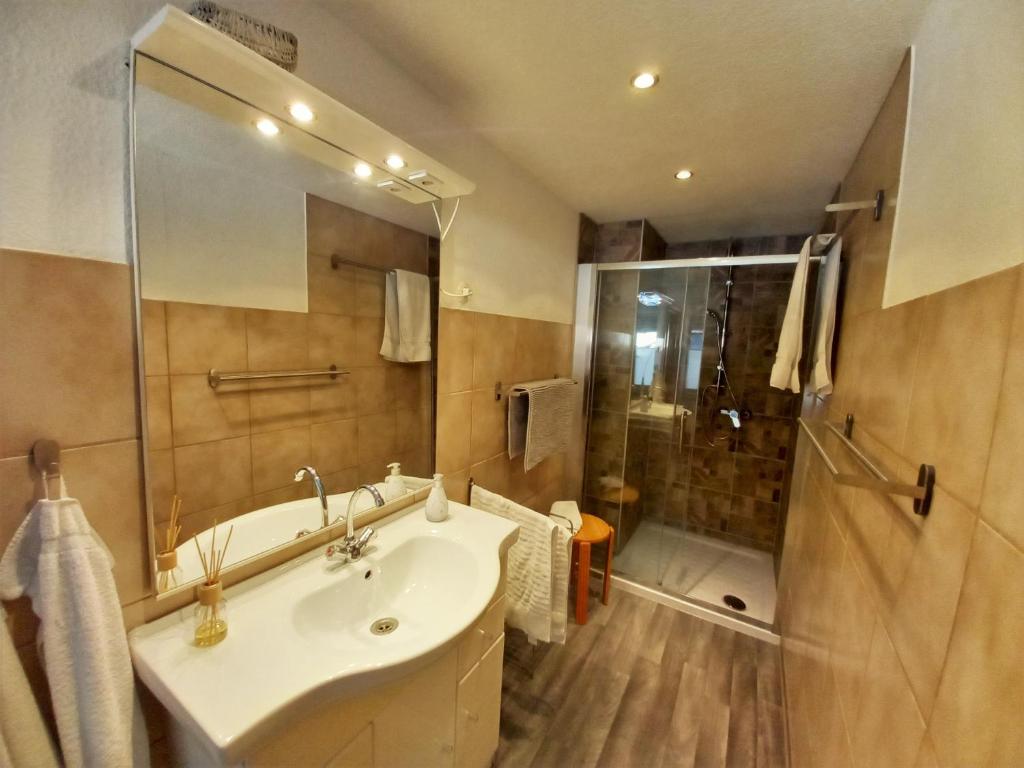 Geräumige Ferienwohnung in Felsberg room 5